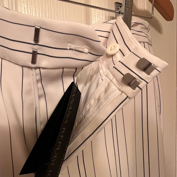 NWT Banana Republic cropped wide leg white pants w/ navy pinstripes, size 6P - Picture 6 of 8